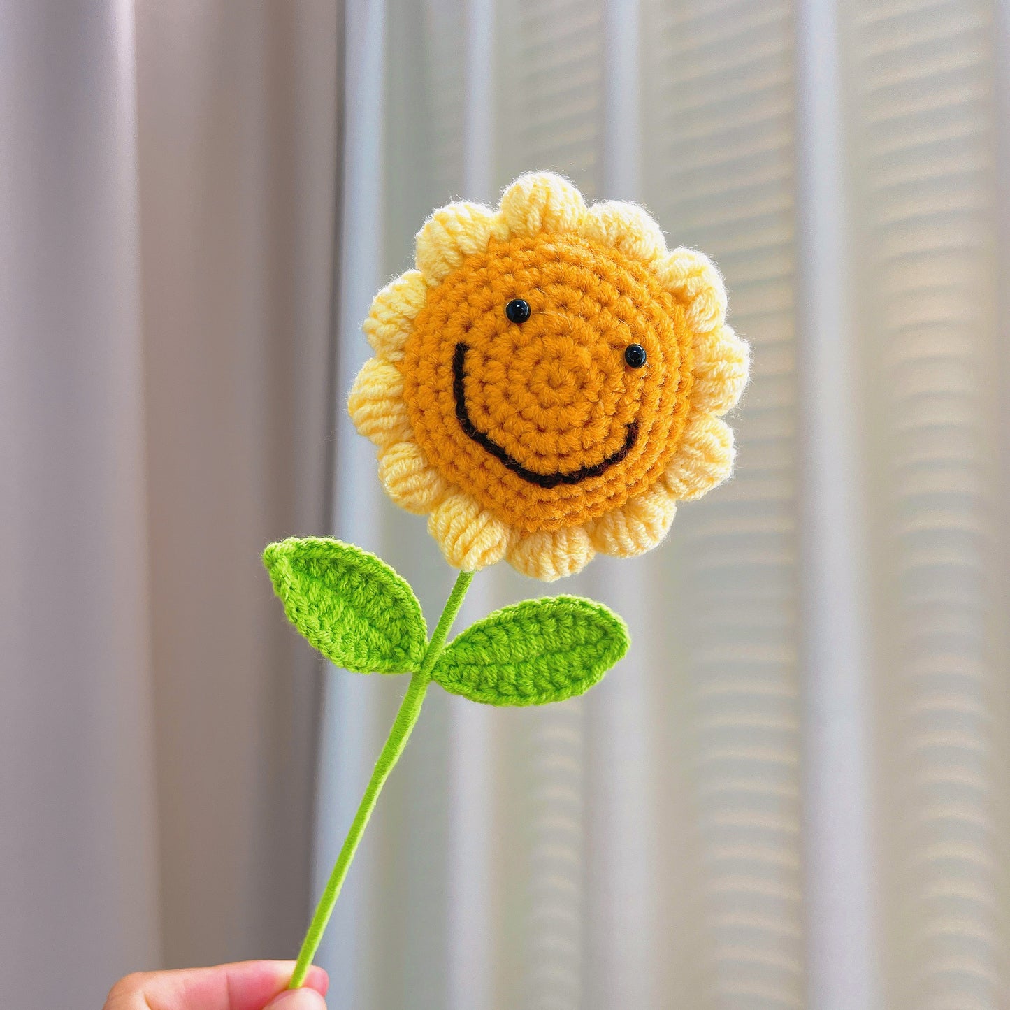 Ensemble de bouquets de tournesols souriants au crochet - Tournesols colorés au visage souriant, faux souffle de bébé et feuilles dorées - Emballage cadeau en cornet de crème glacée en miroir