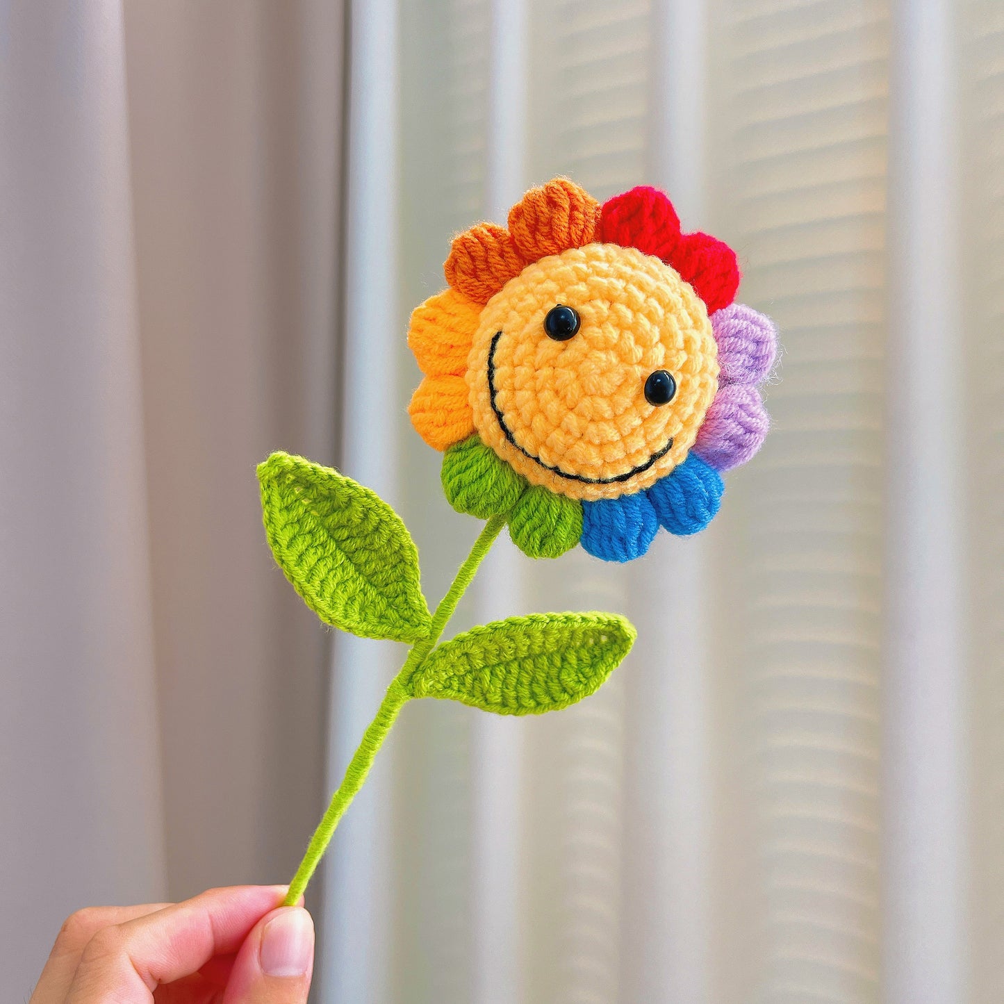 Ensemble de bouquets de tournesols souriants au crochet - Tournesols colorés au visage souriant, faux souffle de bébé et feuilles dorées - Emballage cadeau en cornet de crème glacée en miroir