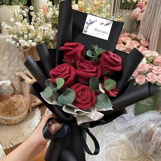 Gehäkelter Blumenstrauß aus 6 burgunderfarbenen Rosen – klassische Handarbeit in Schwarz und Rot, Eukalyptus und Schleierkraut – perfekt als Geschenk, für Hochzeiten, Heiratsanträge und Jubiläen.