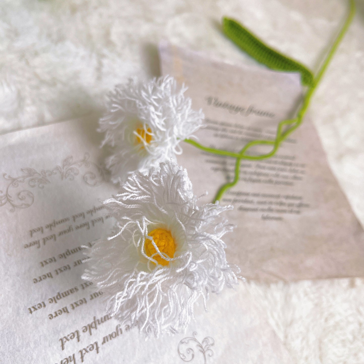 Bouquet de pissenlits blancs au crochet fait à la main - capitules doux et moelleux, tiges vertes, centres jaunes