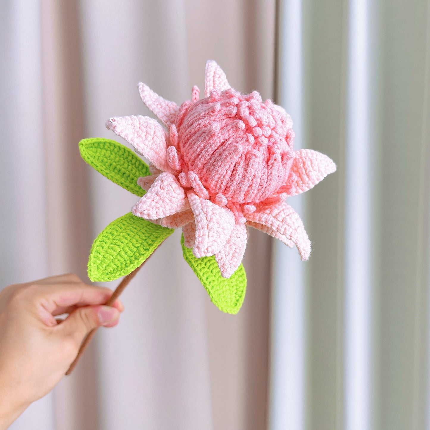 Bouquet enveloppé de Protea Cynaroides au crochet - Fleurs multicolores en dégradé faites à la main avec des accents d'amour, adaptées aux allergies au pollen et au rhume des foins