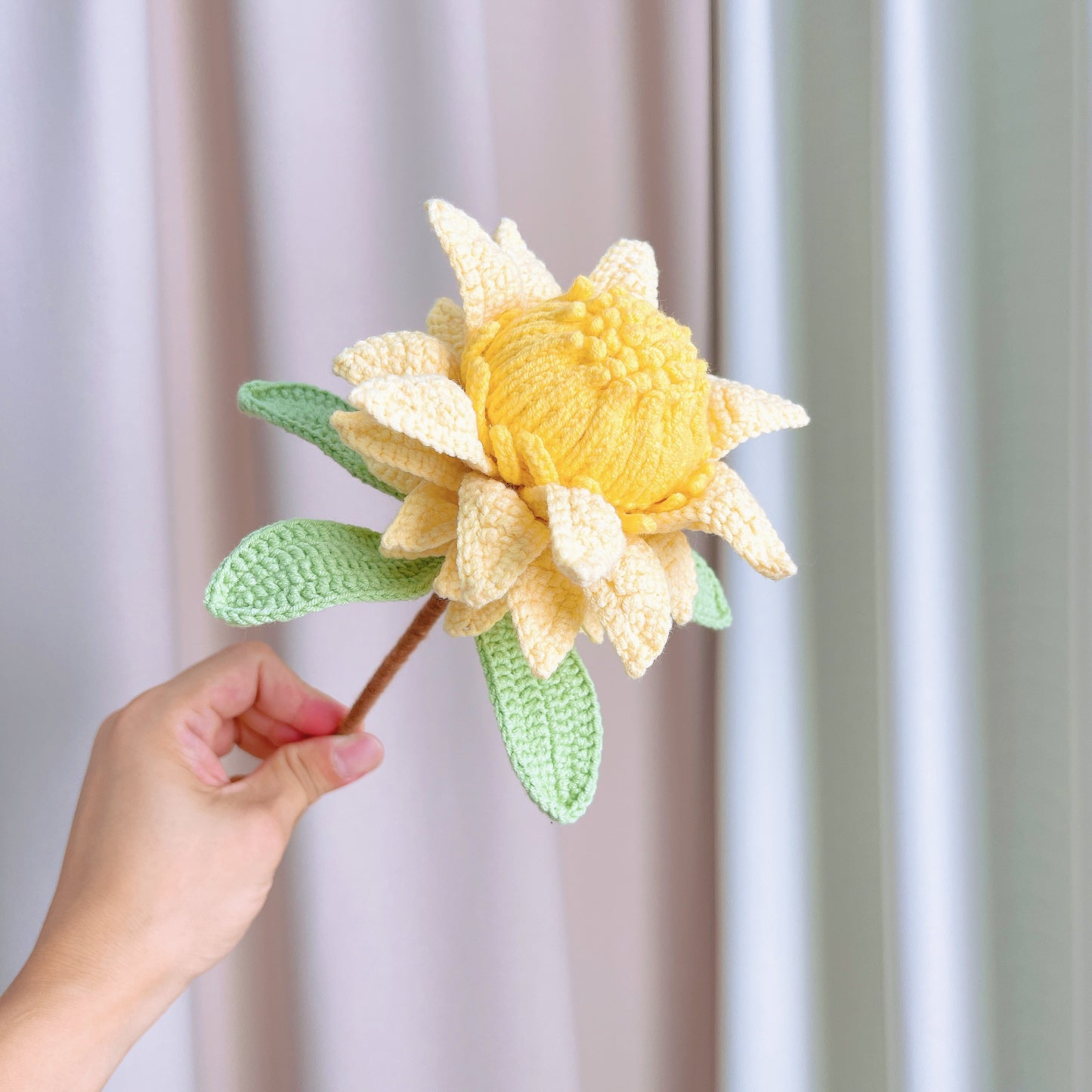 Bouquet enveloppé de Protea Cynaroides au crochet - Fleurs multicolores en dégradé faites à la main avec des accents d'amour, adaptées aux allergies au pollen et au rhume des foins