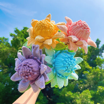 Bouquet enveloppé de Protea Cynaroides au crochet - Fleurs multicolores en dégradé faites à la main avec des accents d'amour, adaptées aux allergies au pollen et au rhume des foins