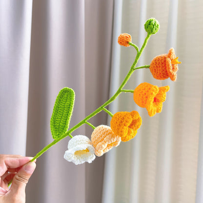 Bouquet blanc au crochet fait main avec grand tournesol, plante tortue, statice violet, dégradé de muguet, composition florale naturelle pour cadeaux hypoallergéniques