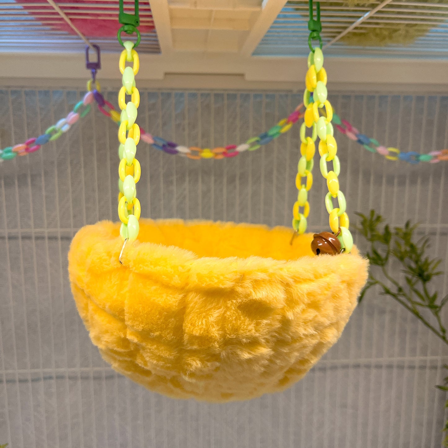 Nid d'oiseau perroquet au design d'ananas heureux, équipé de crochets et de chaînes en plastique, adapté à une utilisation en cage, forme demi-lune remplie de coton, offrant un endroit pour dormir confortable pour les oiseaux de compagnie.