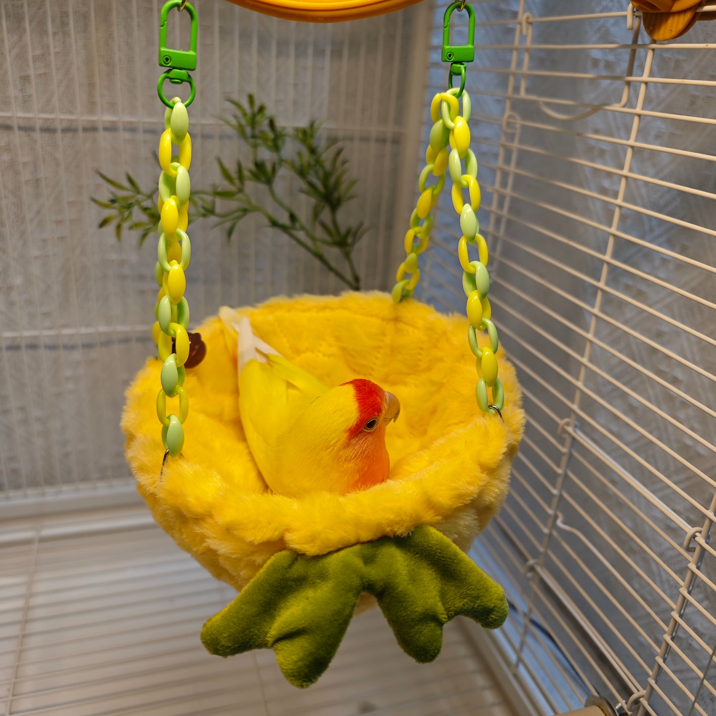 Nid d'oiseau perroquet au design d'ananas heureux, équipé de crochets et de chaînes en plastique, adapté à une utilisation en cage, forme demi-lune remplie de coton, offrant un endroit pour dormir confortable pour les oiseaux de compagnie.