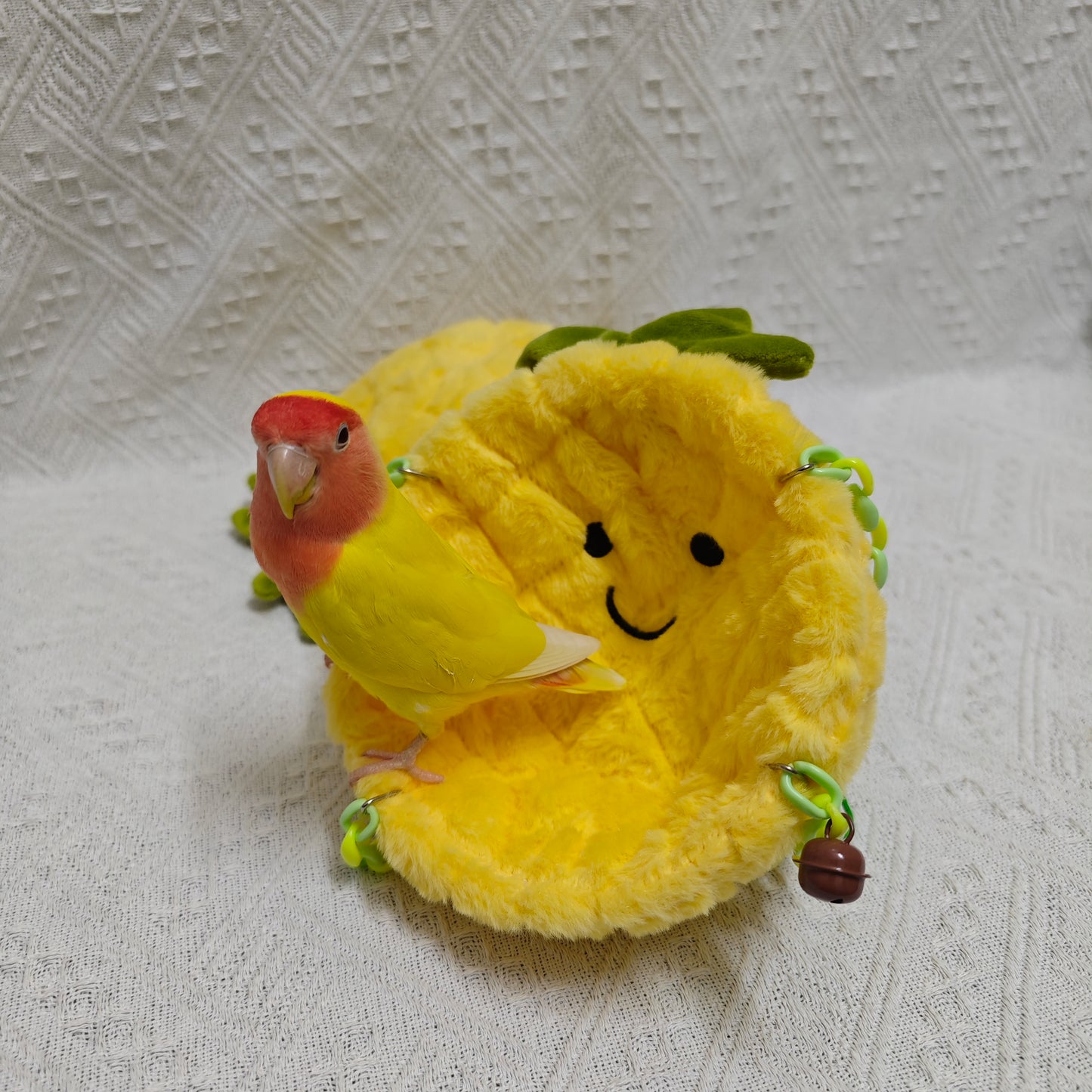 Nid d'oiseau perroquet au design d'ananas heureux, équipé de crochets et de chaînes en plastique, adapté à une utilisation en cage, forme demi-lune remplie de coton, offrant un endroit pour dormir confortable pour les oiseaux de compagnie.