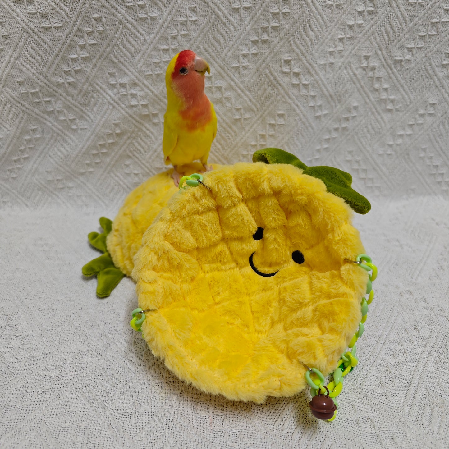 Nid d'oiseau perroquet au design d'ananas heureux, équipé de crochets et de chaînes en plastique, adapté à une utilisation en cage, forme demi-lune remplie de coton, offrant un endroit pour dormir confortable pour les oiseaux de compagnie.