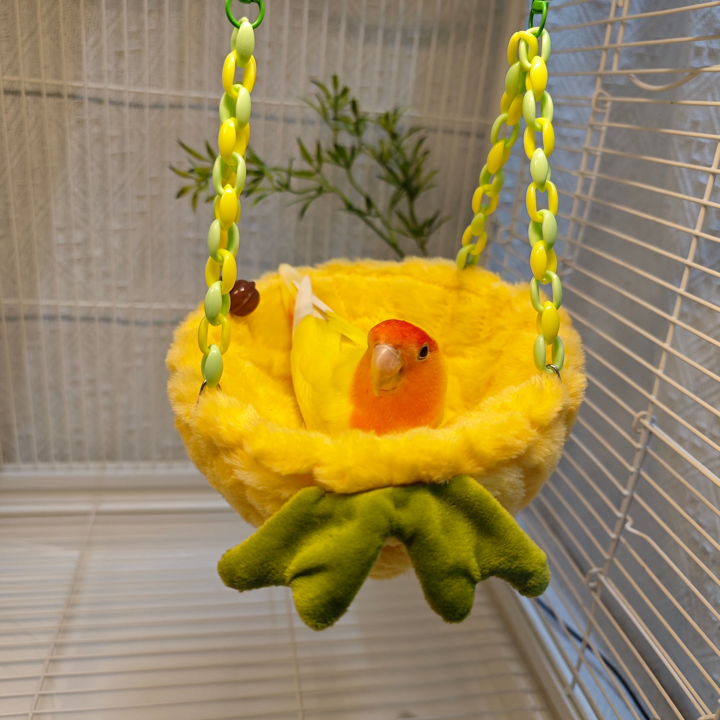 Nid d'oiseau perroquet au design d'ananas heureux, équipé de crochets et de chaînes en plastique, adapté à une utilisation en cage, forme demi-lune remplie de coton, offrant un endroit pour dormir confortable pour les oiseaux de compagnie.