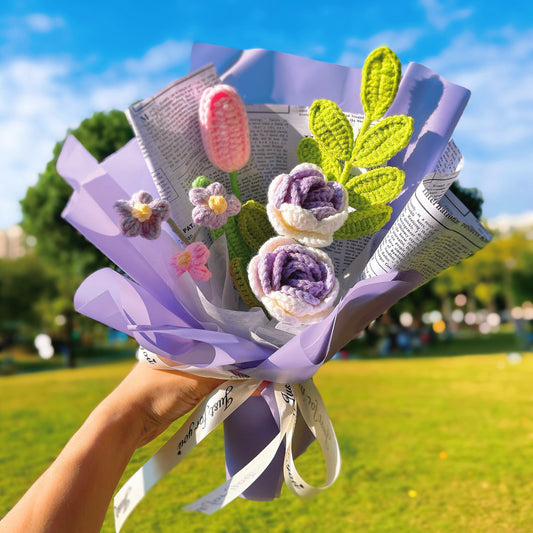 Violet Meadows: Handgefertigter gehäkelter Blumenstrauß – exquisite lila Kollektion aus Tulpen, Rosen, Puffs und Grünpflanzen