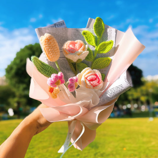 Handgefertigter gehäkelter süßer pastellrosa Strauß aus Rosen, Tulpen, Posies und Grün