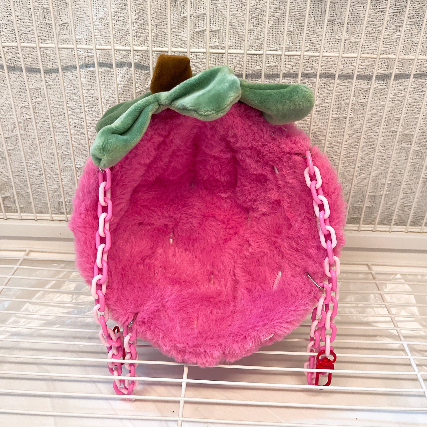 Happy Strawberry Design Parrot Bird Nest, equipped with hooks and plastic chains, suitable for cage use. The cotton-filled half-moon shape provides a comfortable sleeping spot for pet birds.