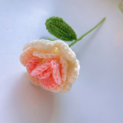 Bouquet rose pastel doux au crochet fait à la main de roses, tulipes, posies et verdure