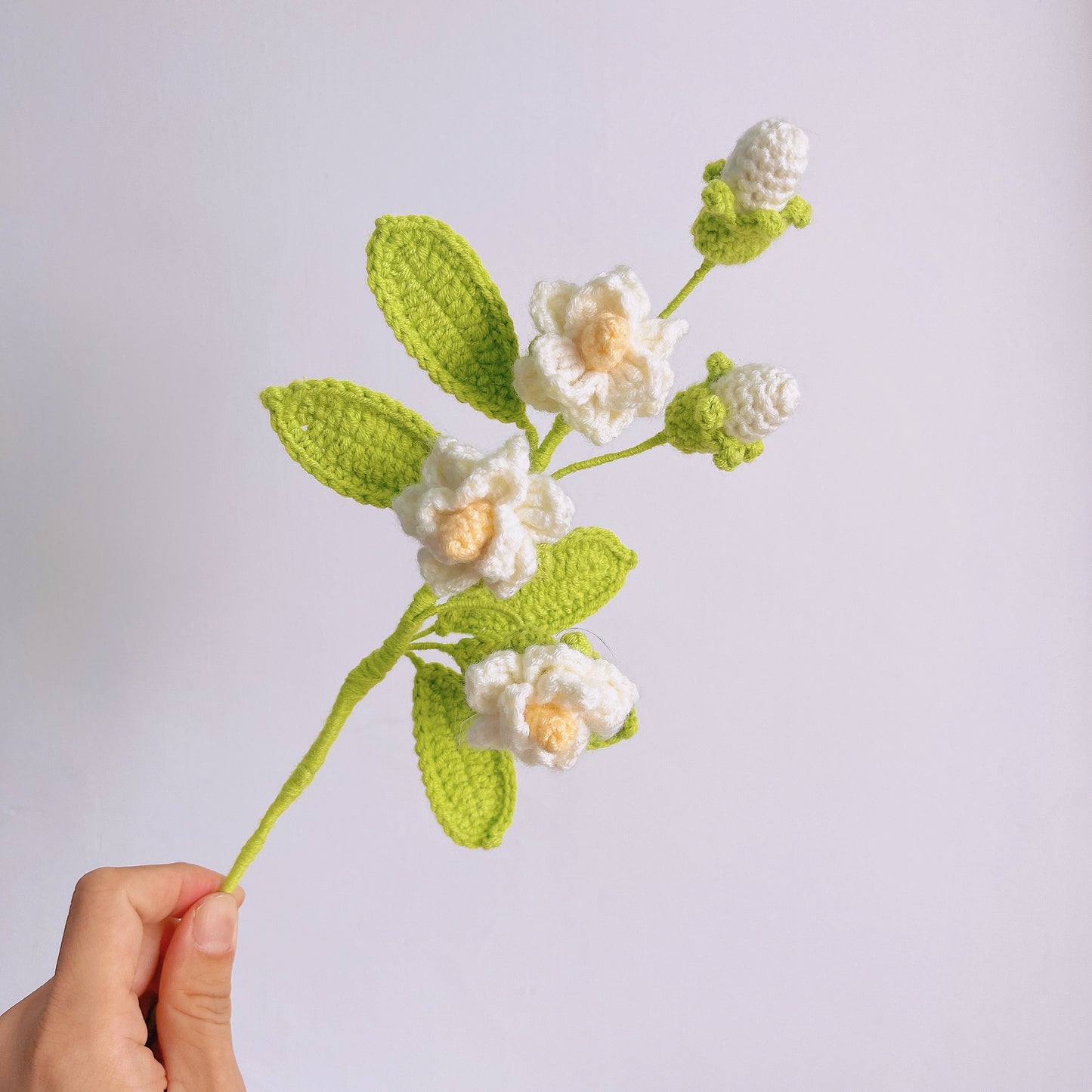Handgefertigte gehäkelte Jasminblüte – wunderschön, lebendig und ein wahres Kunstwerk