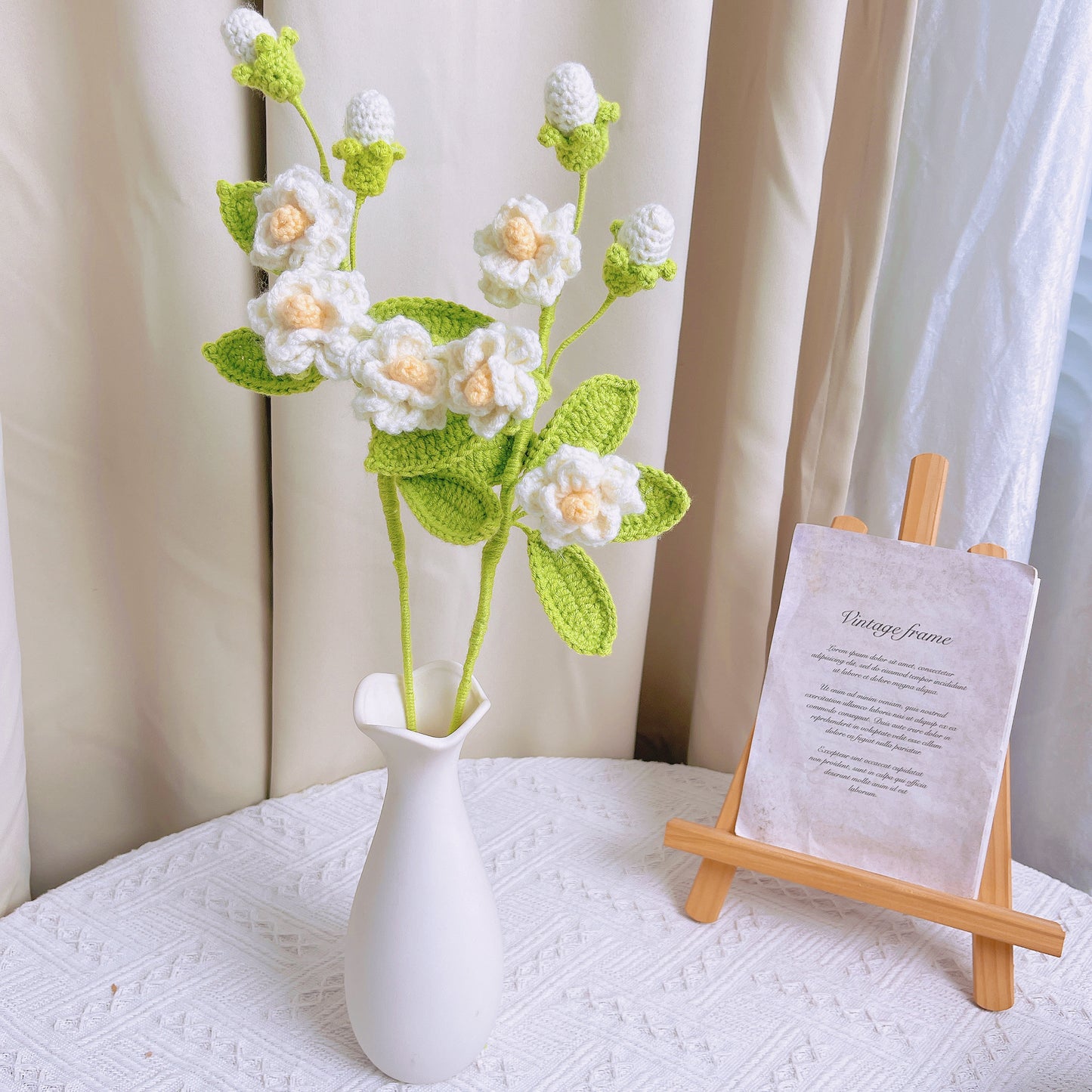Handgefertigte gehäkelte Jasminblüte – wunderschön, lebendig und ein wahres Kunstwerk