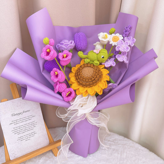 Handgefertigtes Blumenarrangement „Purple Passion“, Häkelstrauß mit Chamäleon – Sonnenblumen, Lavendel, Lilien, Chamäleon, Glockenblumen, Vergissmeinnicht, Gänseblümchen, Tulpen, Rosen
