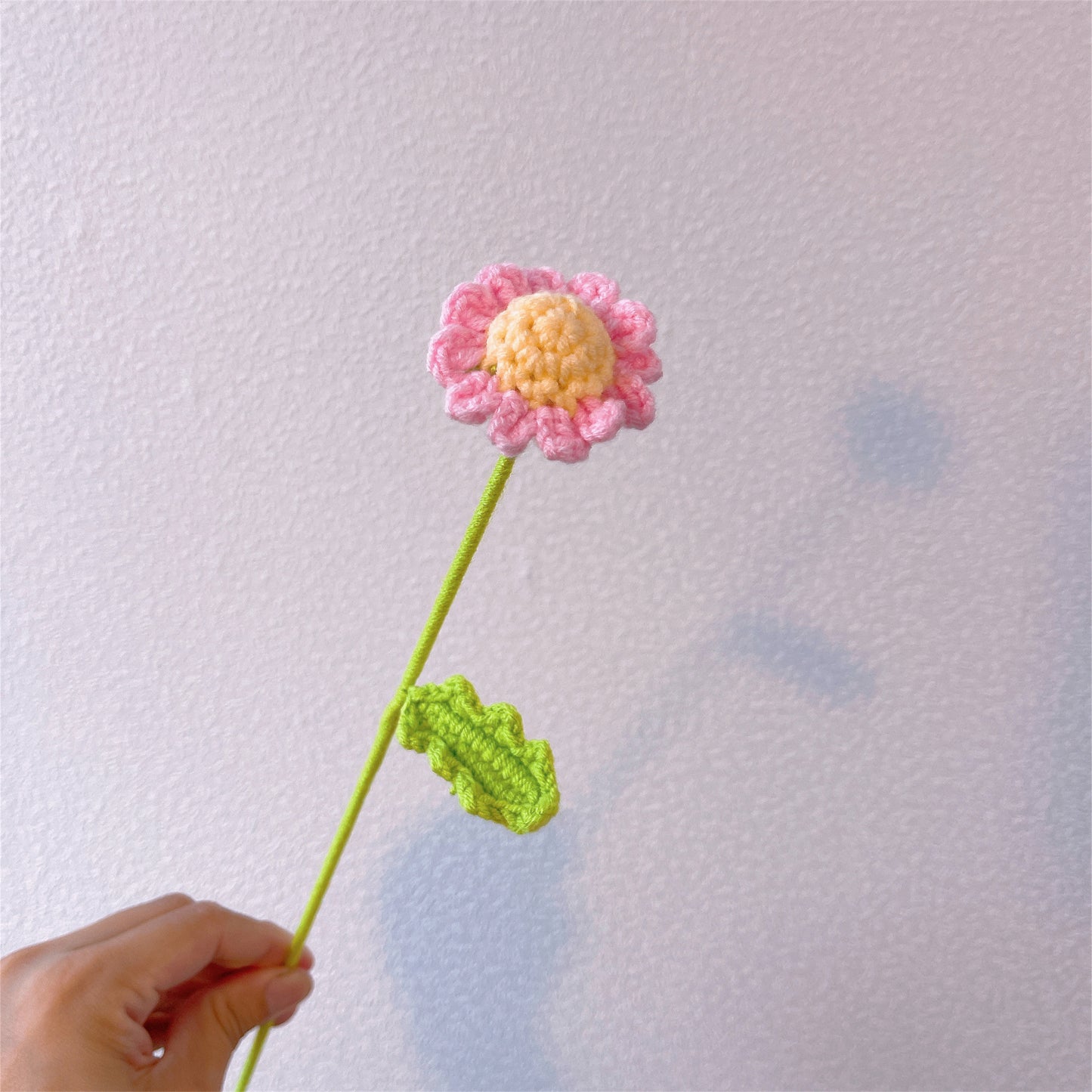 Sunny Meadow: Handgefertigter gehäkelter kleiner Gänseblümchenpfahl für eine fröhliche Gartendekoration