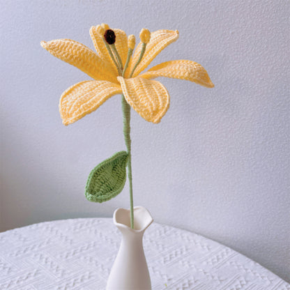 Fleurs gracieuses : grand piquet de lys au crochet fabriqué à la main pour une déco de jardin majestueuse