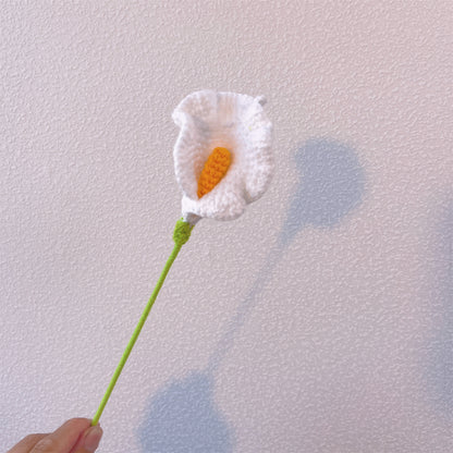 Blühende Kunst: Handgefertigter gehäkelter Lavendel-Mischstrauß – ein lebendiger Wandteppich aus Liebe und Feier – Lavendel, Rosen, Gänseblümchen, Vergissmeinnicht, Tulpen