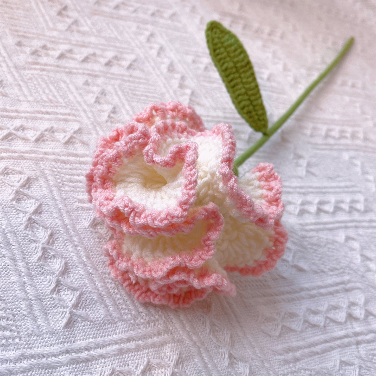 Eleganter handgemachter gehäkelter Osterstrauß „Pink Delight“ mit Frühlingsthema, Rosen, Tulpen, Sonnenblumen, Pompons und Nelken