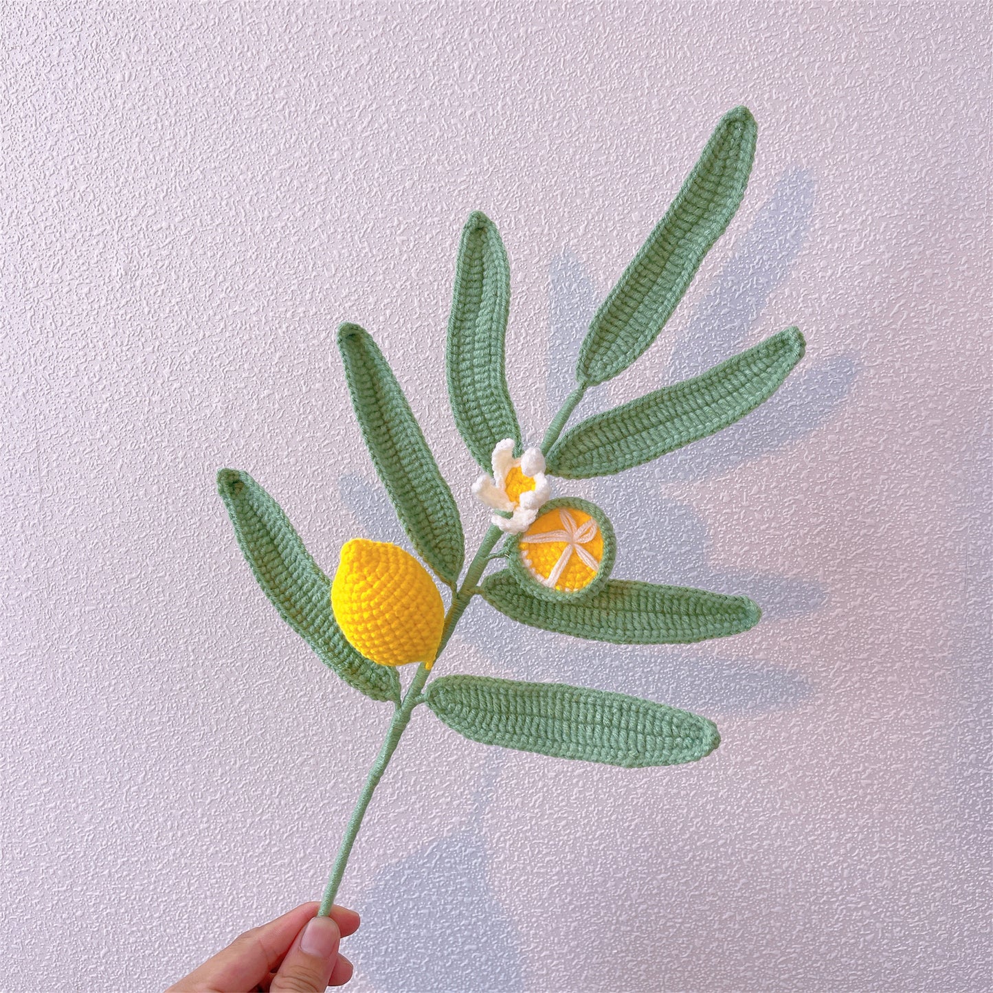 Fraîcheur du citron : Feuille de citronnier au crochet fabriquée à la main avec piquet de citron pour une décoration de jardin rafraîchissante