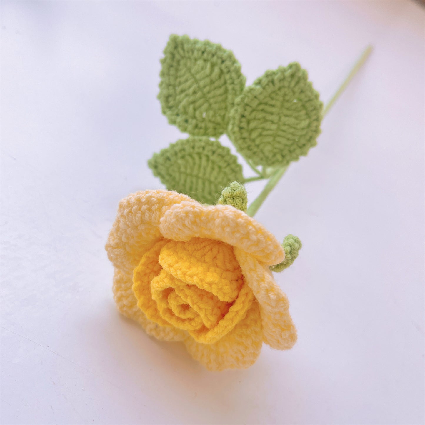 Handgefertigter Strauß aus großen Sonnenblumen, weißen irischen Glocken, weißer Kamille, gelben Rosen und weißem Schleierkraut – ein Symbol für Freude, Reinheit und Liebe