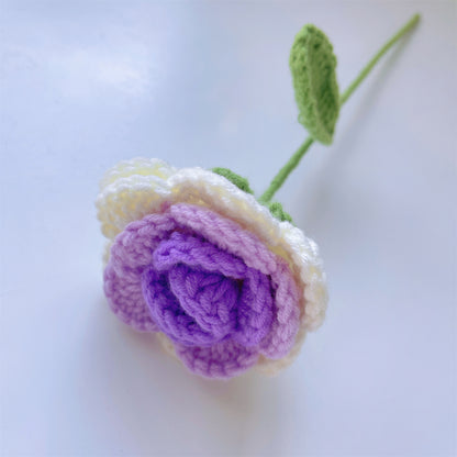 Violet Meadows: Handgefertigter gehäkelter Blumenstrauß – exquisite lila Kollektion aus Tulpen, Rosen, Puffs und Grünpflanzen