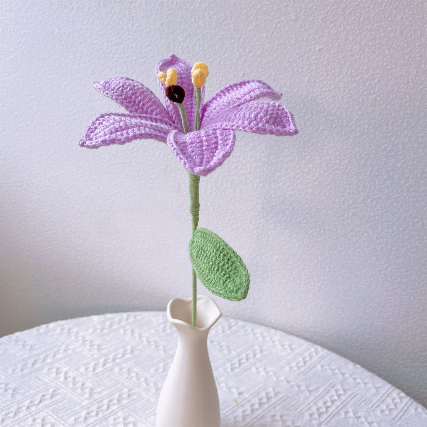 Anmutige Blüten: Handgefertigter gehäkelter großer Lilienpfahl für eine majestätische Gartendeko