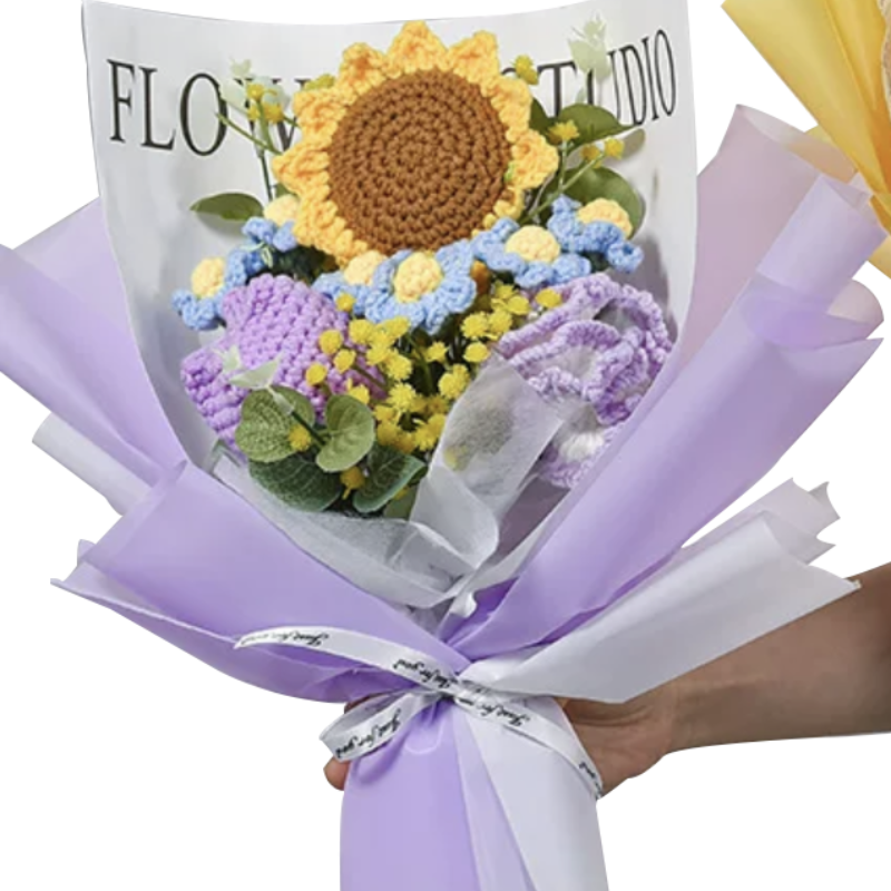 Königliche Eleganz: Handgefertigter gehäkelter Blumenstrauß aus lila Blumen – Sonnenblumen, Gänseblümchen, Nelken und Tulpen