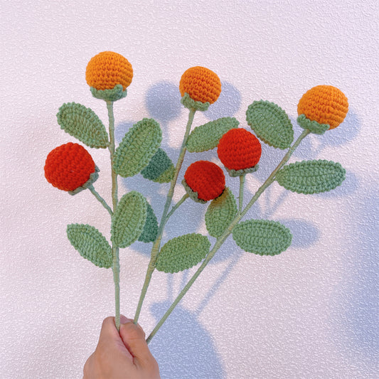 Tangy Tangerine Twist: Handgefertigter gehäkelter Mandarinenpfahl für eine verspielte Gartendekoration