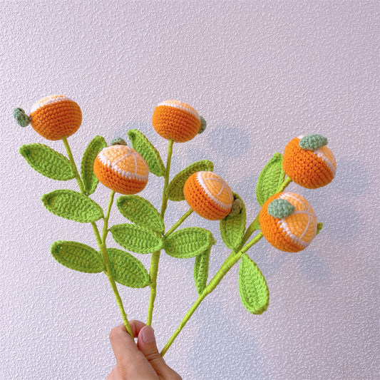 Lebendiger orangefarbener Knall: Handgefertigter gehäkelter orangefarbener Pfahl für eine fröhliche Gartendekoration und ein bedeutungsvolles Geschenk
