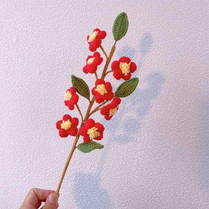 Handgefertigter Blütenstrauß: Eine zarte Mischung aus rosa Pfirsichblüten, weißen Kamelien, gelben Vergissmeinnicht und weißer Kamille
