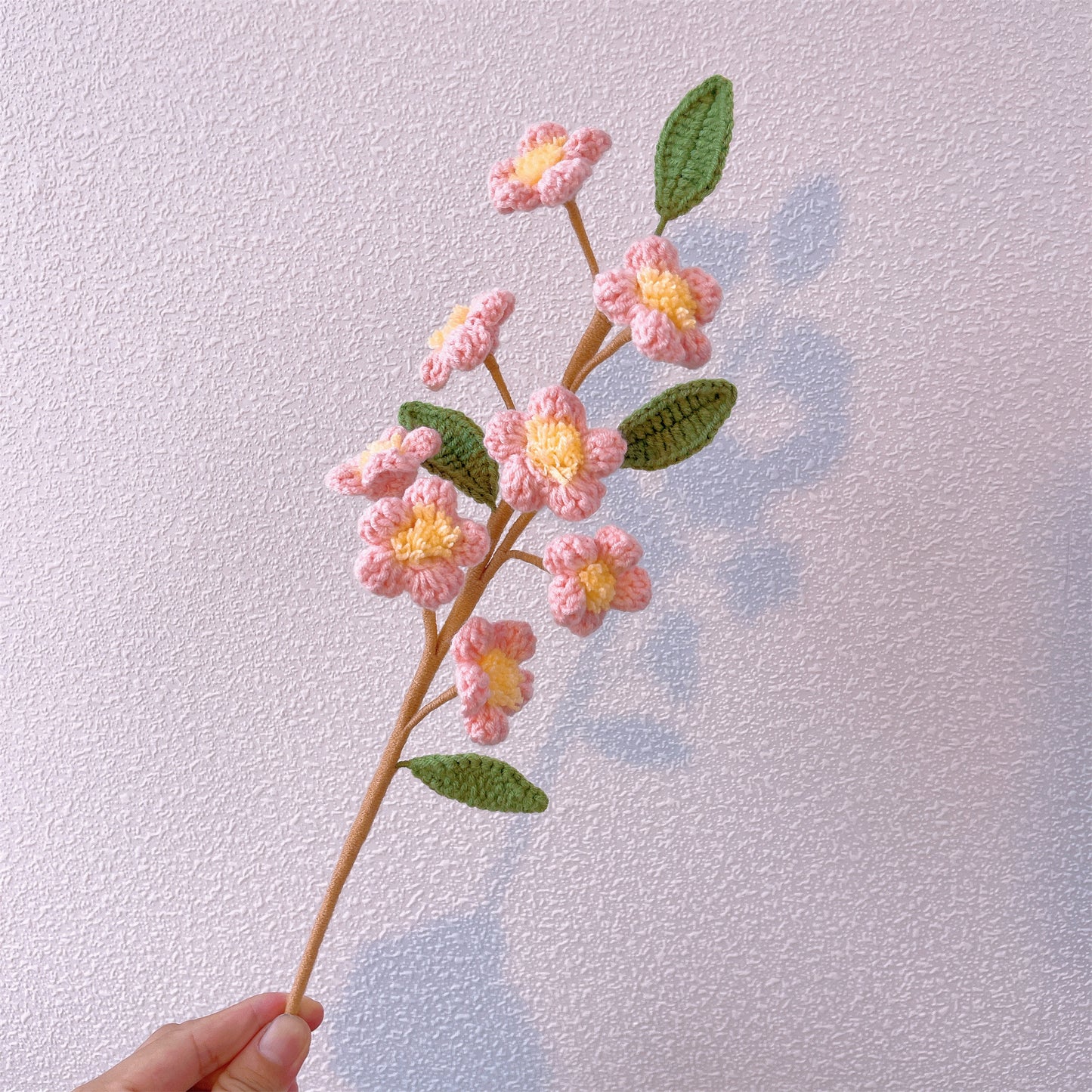 Pfirsich-Perfektion: Handgefertigter gehäkelter Pfirsichblütenstecker für eine wunderschöne Gartendekoration und ein bedeutungsvolles Geschenk
