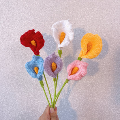 Calla Lily Grace : Piquet de Calla Lily au crochet fabriqué à la main pour un décor de jardin gracieux