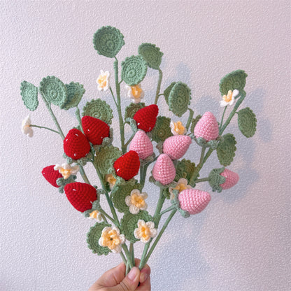 Sweet Strawberry Fields : Piquet de fraises au crochet fabriqué à la main pour un charmant décor de jardin"