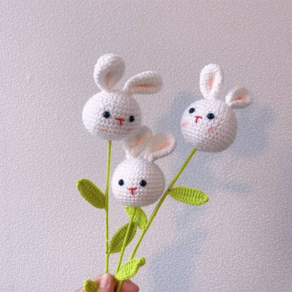 Bunny Bliss : Joli pieu de tête de lapin au crochet fabriqué à la main avec finition lapin et tournesol pour un décor de jardin fantaisiste