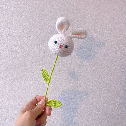 Bunny Bliss: Handgefertigter, gehäkelter niedlicher Hasenkopfstecker mit Hasen- und Sonnenblumen-Finish für eine skurrile Gartendekoration