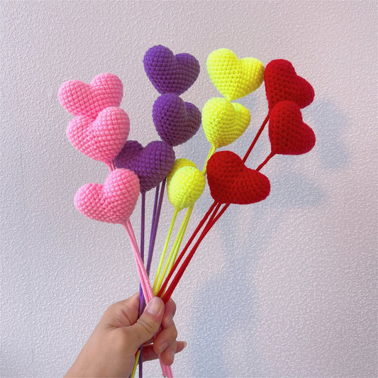 Amour sincère : piquet en forme de cœur au crochet fabriqué à la main pour une décoration de jardin et un cadeau significatifs