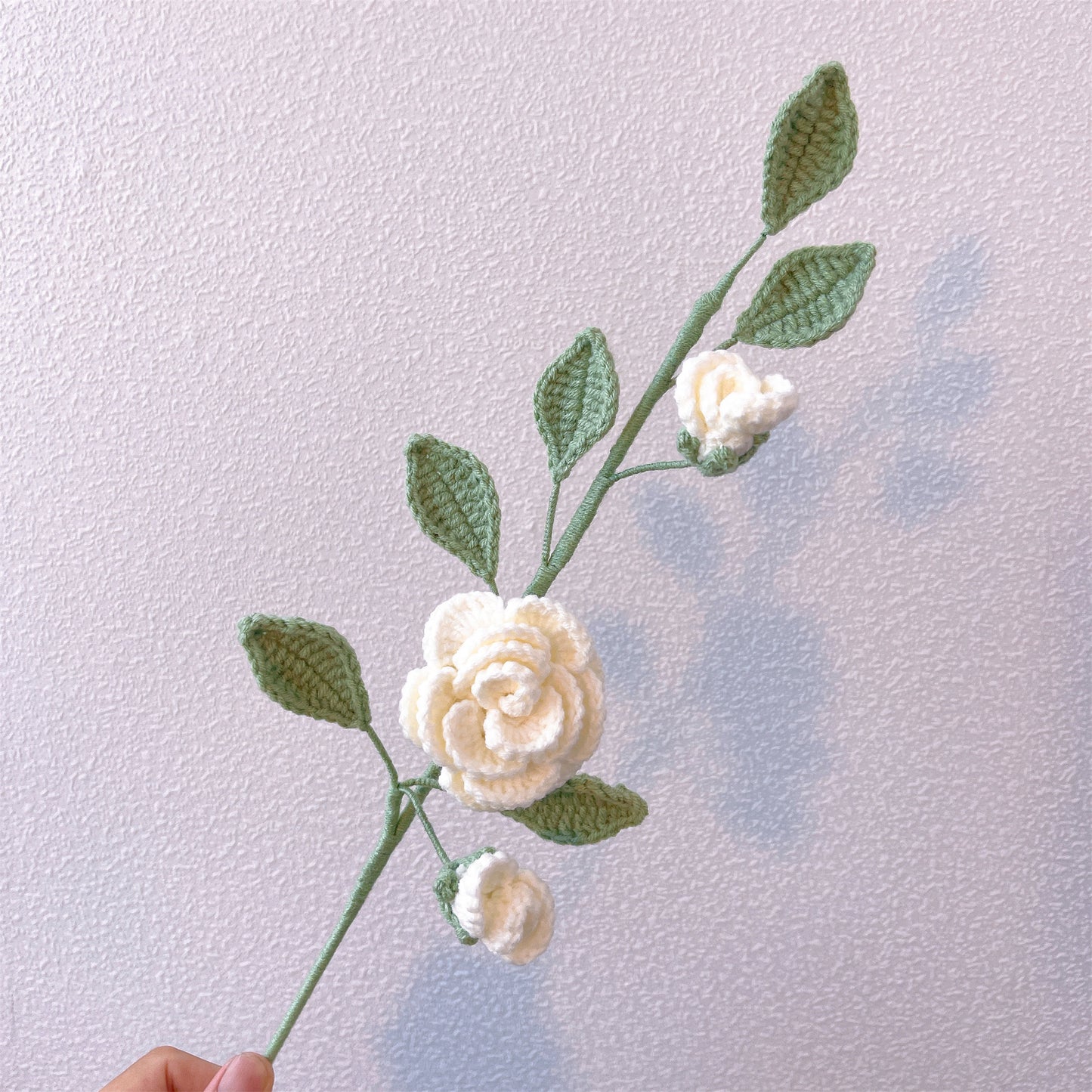 Bouquet de fleurs fabriqué à la main : un mélange délicat de fleurs de pêcher roses, de camélias blancs, de myosotis jaunes et de camomille blanche