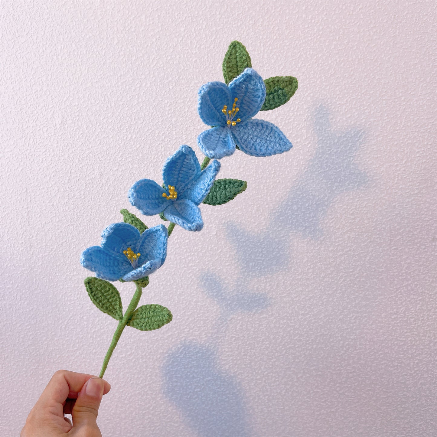 Forsythia Sunshine: Handgefertigter gehäkelter Forsythia-Blumenstecker für eine leuchtende Gartendekoration