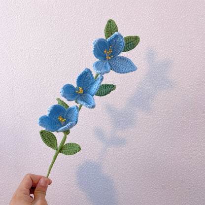 Forsythia Sunshine: Handgefertigter gehäkelter Forsythia-Blumenstecker für eine leuchtende Gartendekoration