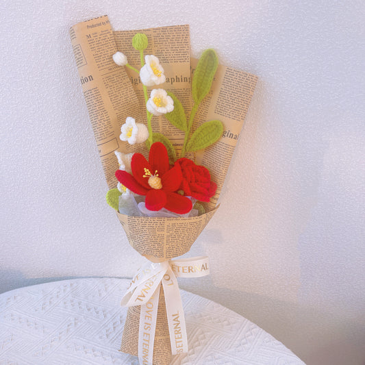 Handgefertigter gehäkelter Enchanted Garden Symphony Bouquet mit Maiglöckchen, grünem Blatt, Rose und Tulpe