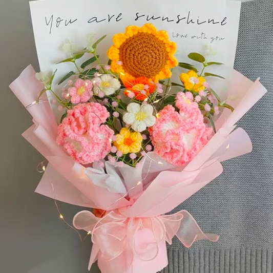 Handgefertigter gehäkelter süßer Serenity-Blumenstrauß aus Sonnenblumen, Nelken und Puffs – wunderschöne Geschenke für jeden Anlass