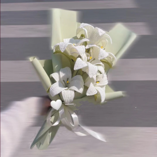 Handgefertigter cremeweißer Lilienstrauß – elegantes Blumengeschenk für Hochzeiten, Jubiläen, Beileidsbekundungen