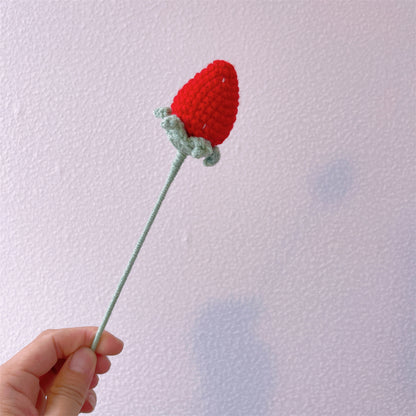 Sweet Strawberry Fields : Piquet de fraises au crochet fabriqué à la main pour un charmant décor de jardin"