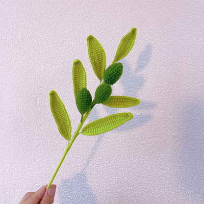 Mediterrane Oase: Handgefertigte gehäkelte Olivenblätter mit Olivenstab für eine natürliche Gartendekoration
