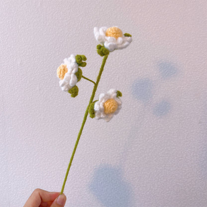 Bouquet fabriqué à la main de grands tournesols, cloches blanches d'Irlande, camomille blanche, roses jaunes et gypsophile blanc - Un symbole de joie, de pureté et d'amour