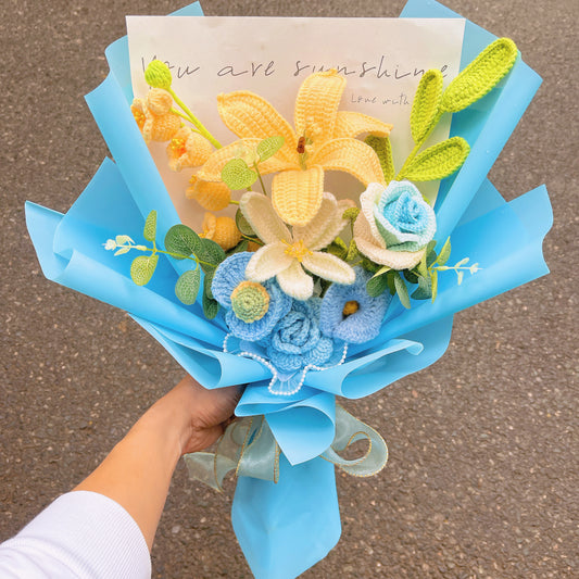 Handgefertigter blau-gelber Blumenstrauß mit großen Lilien, irischen Glockenblumen, grünem Laub, blühenden Tulpen, Weinrosen, Mohnblumen und Calla-Lilien – perfekt als Geschenk und für besondere Anlässe.