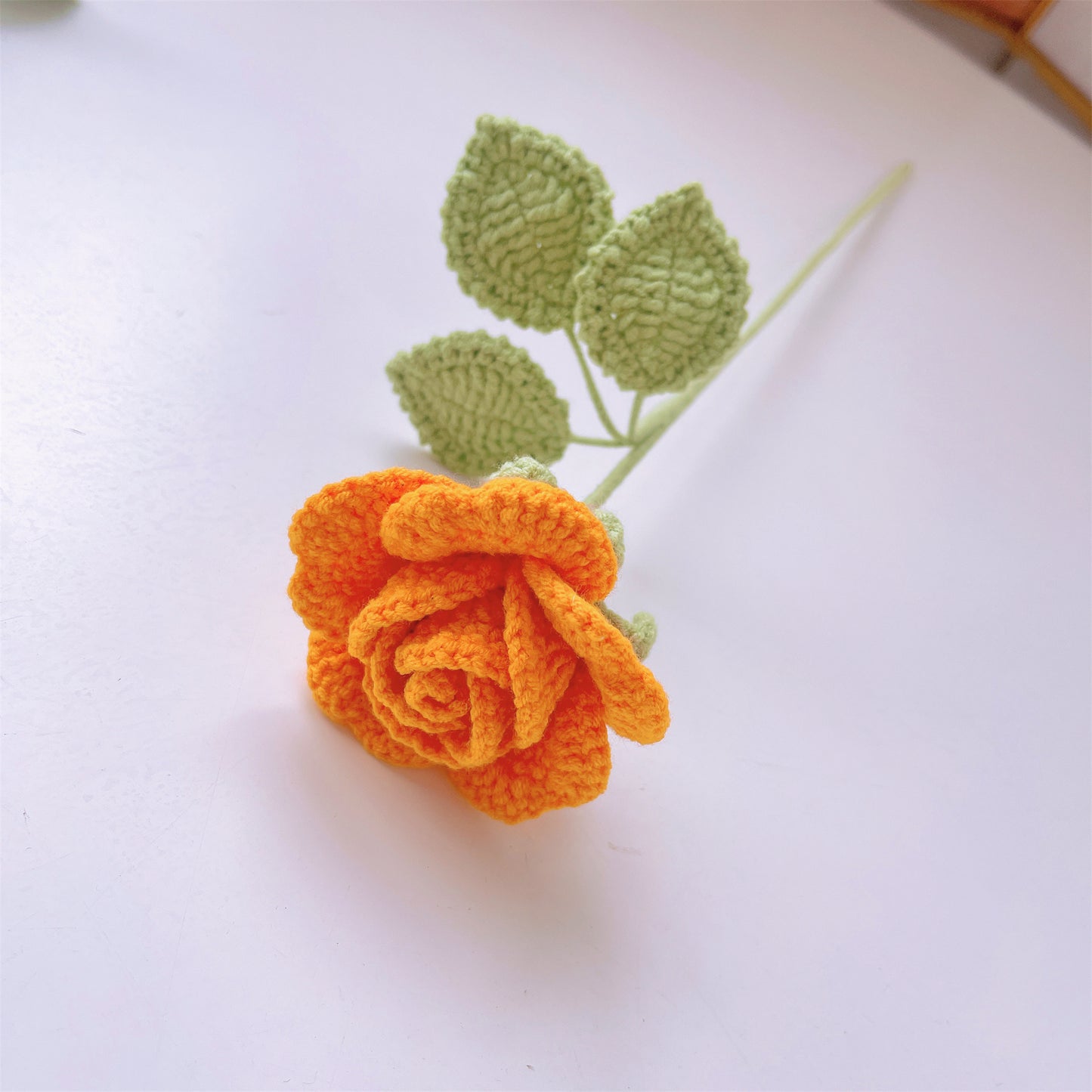 Rose Garden Delight: Handgefertigte Häkelrosen für eine bezaubernde Inneneinrichtung