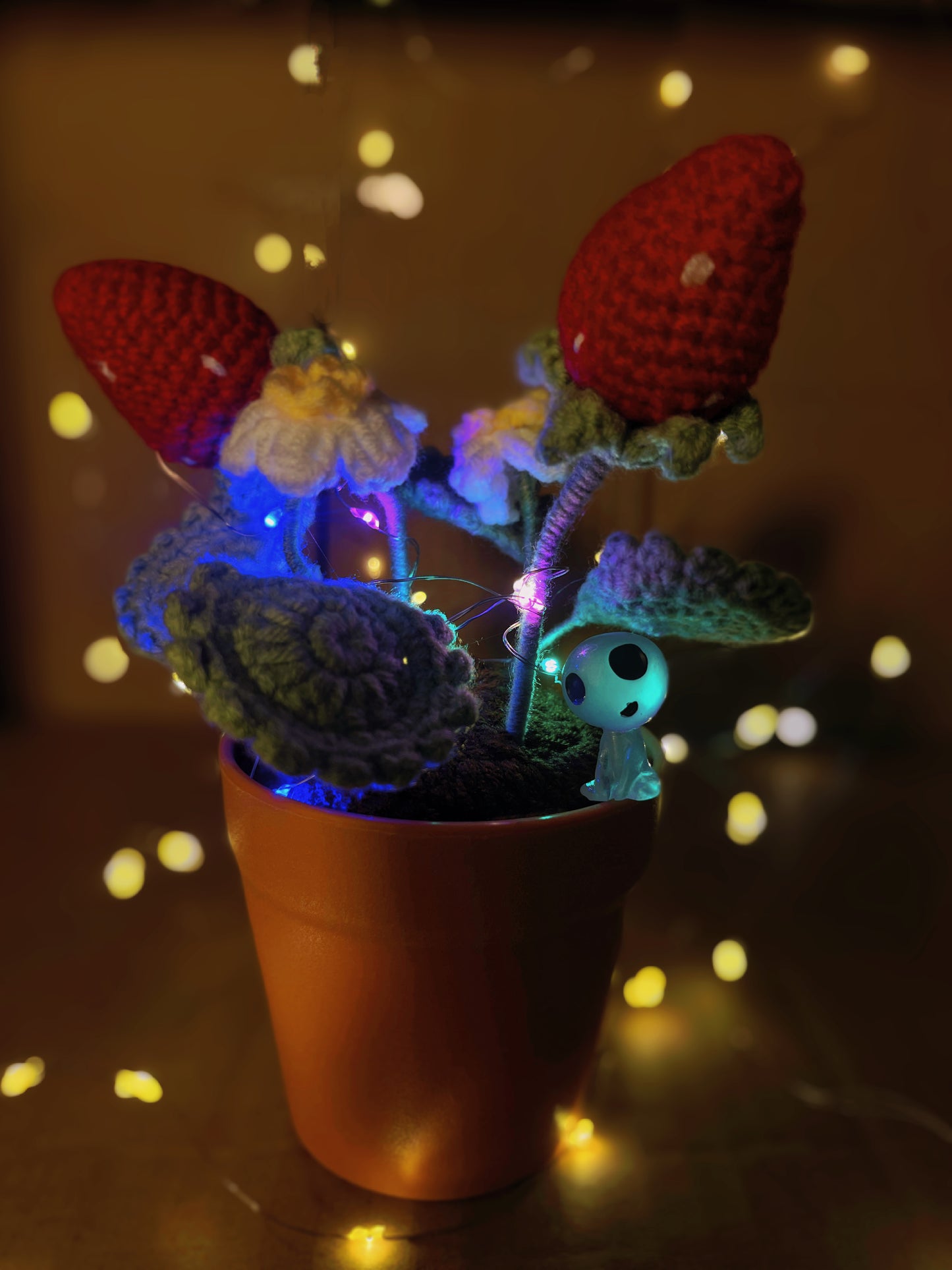 Plante en pot au crochet de fraise faite à la main - Décoration intérieure mignonne - Cadeau parfait pour les amateurs de plantes - Fausse plante réaliste avec lueur douce - Fabriqué à la main